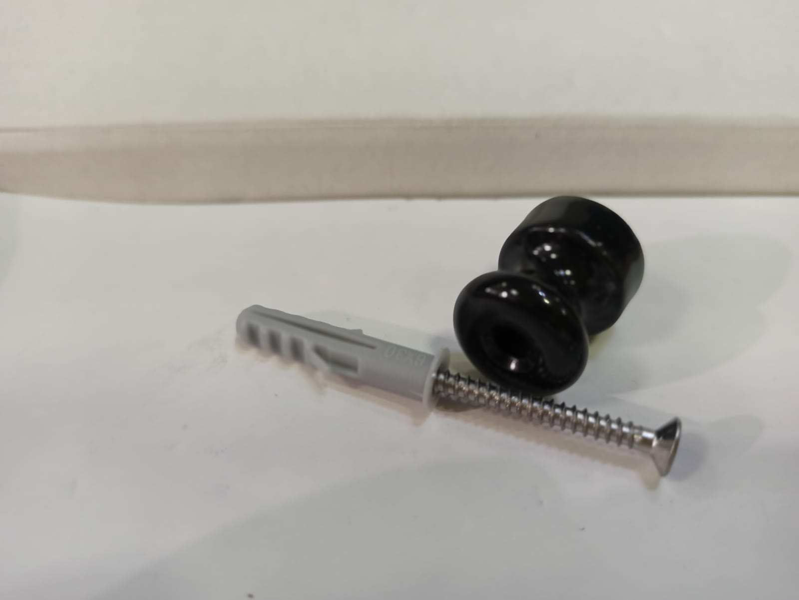 Кабельный изолятор с крепежом. 1 штука. Керамика, Накладной монтаж.Werkel. W6431108