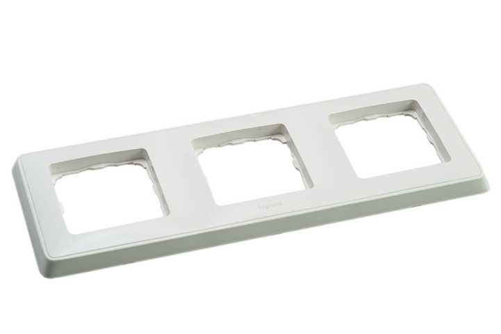 773653. Legrand. Cariva (Белый). Рамка на 3-поста. не горючий пластик