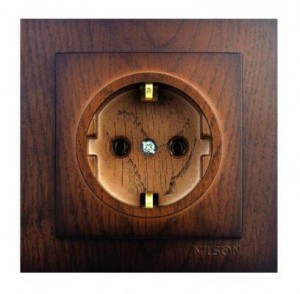24271017. Nilson. 381128. Touran Wood (Орех). Розетка встраиваемая с заземлением 16A,IP20