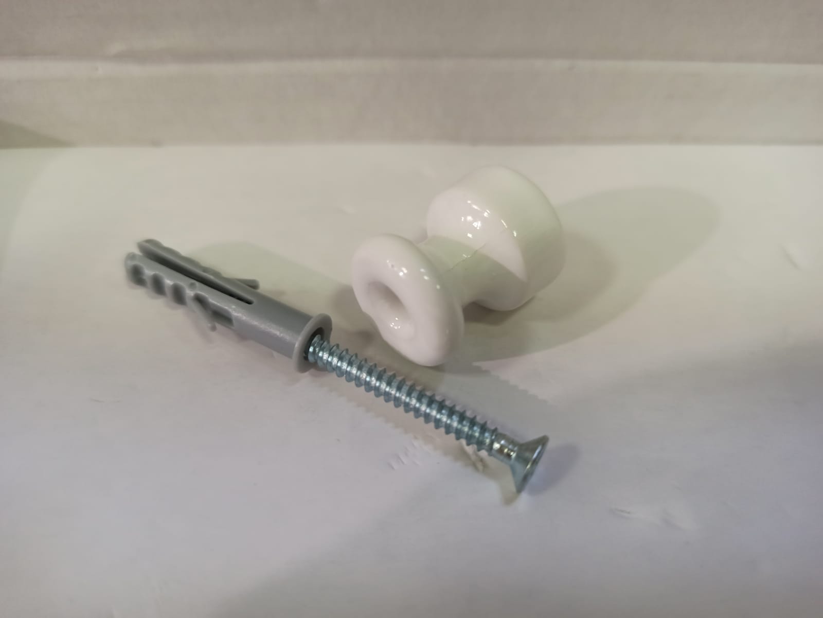 Кабельный изолятор с крепежом. 1 штука. Керамика, Накладной монтаж.Werkel. W6431101